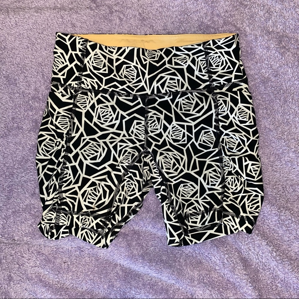 Lululemon yoga shorts w pockets